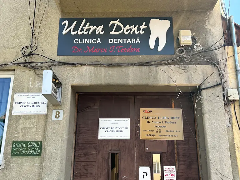 Straßentor mit dem Schild der Ultra-Dent-Zahnklinik, Nr. 8