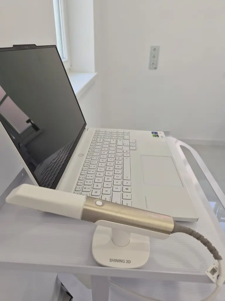 Scanerul intraoral folosit pentru amprenta digitală