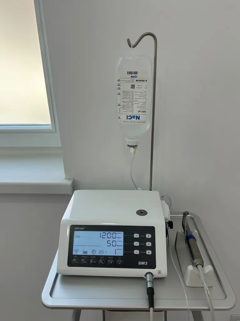 Motor de chirurgie pentru implant Osstem SM3, cu pungă de ser fiziologic pentru irigație