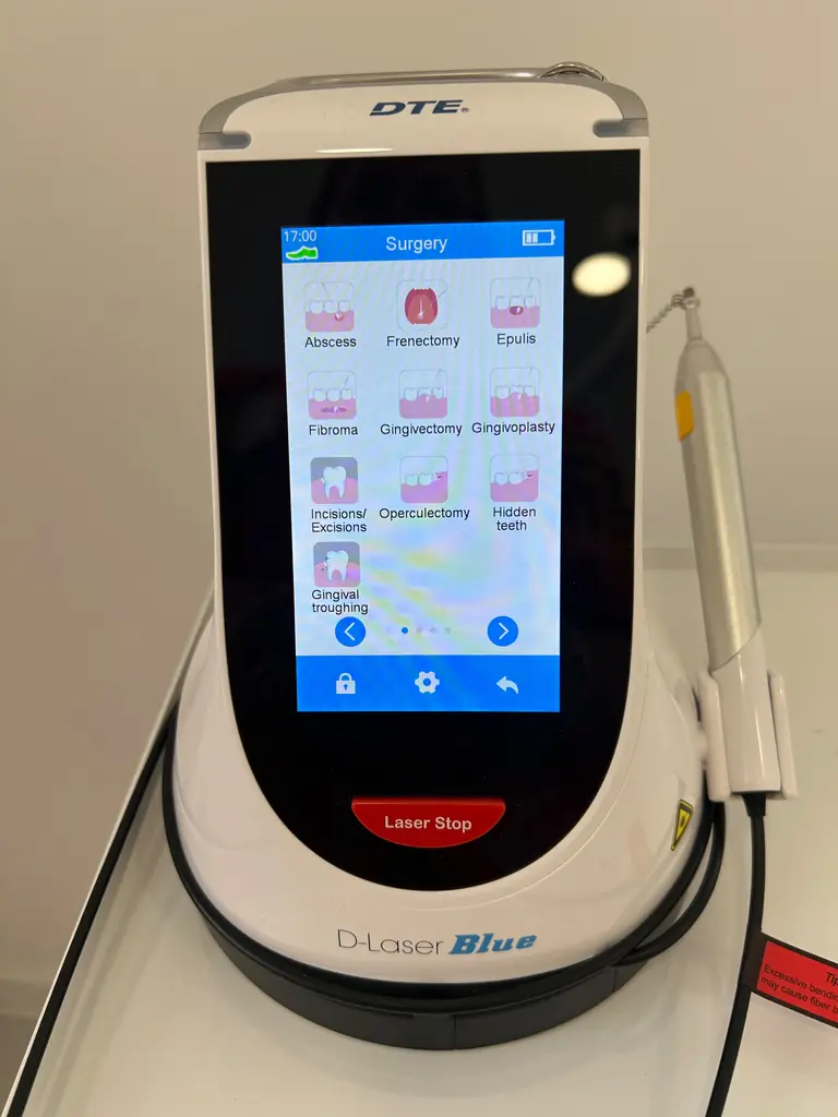 Laser dentar DTE D-Laser Blue cu ecranul de proceduri